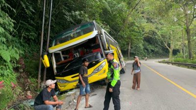 Rem Blong, Bus Pariwisata Tabrak Bibir Parit, Jalan Raya Padang Panjang - Padang