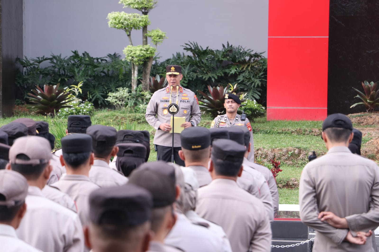 Kapolda Sumsel Memberikan Piagam Penghargaan Atas Prestasinya Yang Di ...