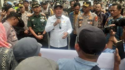 Unjuk Rasa masyarakat Kikim Barat Di Depan Pendopoan Bupati