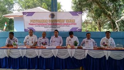 Wabup Ardian Saputra SH.serahkan secara simbolis sertifikat hak milik.program (PTSL)