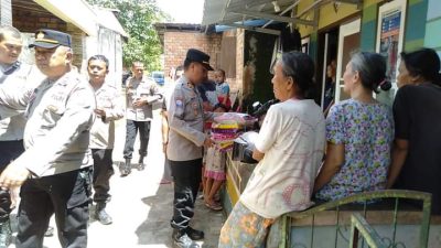 Polres Muara Enim Salurkan Bansos Kepada Warga Yang Terdampak Kenaikan Harga Bahan Pokok Penting