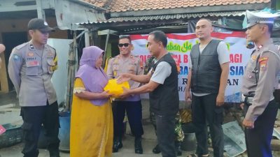 Berkah Ramadhan, Polisi Bagikan Paket Sembako Bagi Warga Yang Kurang Beruntung*