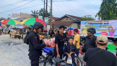 Personil Batalyon B Pelopor Sat Brimob Polda Riau lakukan giat Patroli saat Pasar Ramadhan di simpang Benar, Rohil.