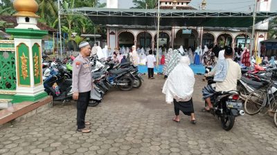 Beri Rasa Aman, Polres Tulang Bawang Barat Terjunkan Personil Pengamanan Sholat Idul Fitri 1444 H/2023.