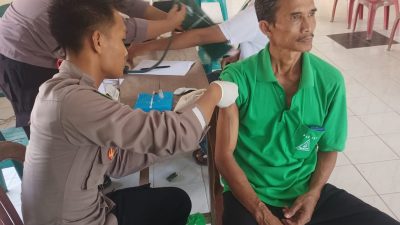 <em>Sambut Hari Bhayangkara ke-77, Polres Tulang Bawang Barat Gelar Baksos Pengobatan Gratis Hingga Vaksin.</em>