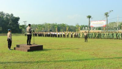 <em>Wujudkan Pam Swakarsa Mandiri, Polres Tulang Bawang Barat Gelar Apel Satkamling.</em>