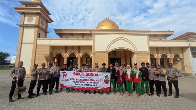 <em>Sambut HUT Bhayangkara, Polsek Tumijajar Gelar Baksos Membersihkan Tempat Ibadah.</em>