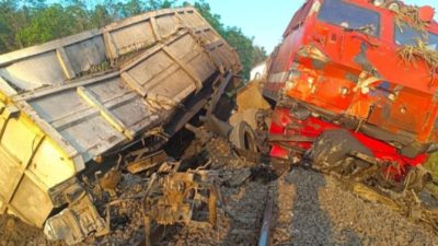 Truk Fuso Pengangkut Tebu Ringsek tertabrak KAI Kuala stabas