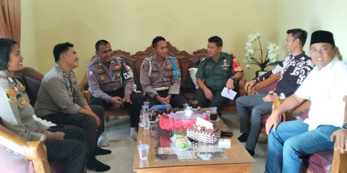 TNI-Polri Sambang ke Rumah Calon Kakam, AKP Taufiq Harus Siap Menang dan Siap Kalah