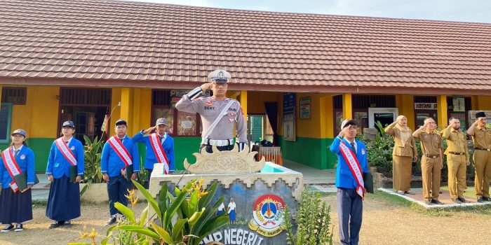 Jadi Pembina Upacara di SMP Negeri 1 Banjar Baru, Ini Pesan Kasat Lantas Polres Tulang Bawang