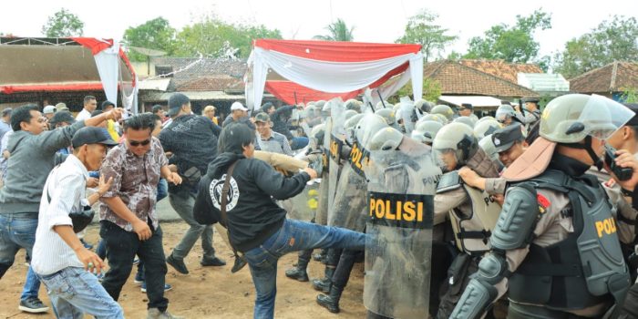 <em>Massa Tolak Hasil Pemilu Lalu Serbu Kantor KPU Tulang Bawang Barat dalam Sispamkota.</em>